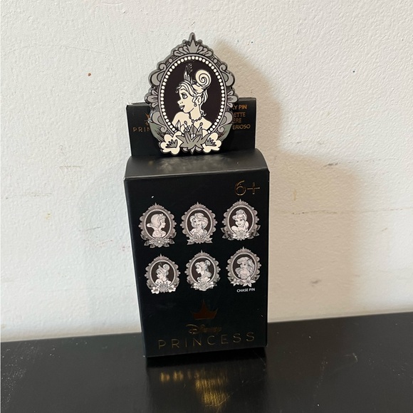 Loungefly Disney Princess Tiana Cameo Porcelain Portraits pin - Picture 2 of 7